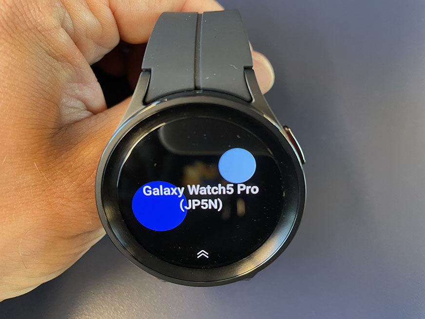Man sieht die Galaxy Watch 5.
